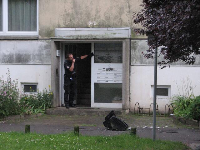 Doe Polizei muss vorsichtig sein, denn immer noch fallen Gegenstände aus dem2.OG