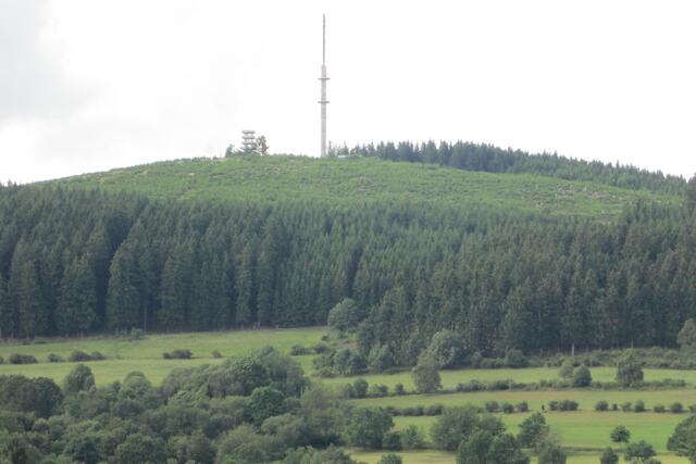 Auf dem Bollerberg steht ein Aussichtsturm und in östlicher Richtung ein Funkturm.