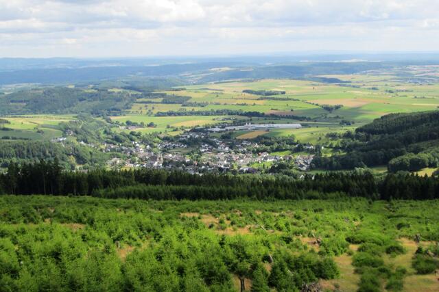Blick auf Hesborn und die Gebäude der Borbet GmbH. Es ist der Hauptsitz des deutschen Herstellers von Leichtmetall-Rädern, der etwa 4500 Mitarbeiter zählt.