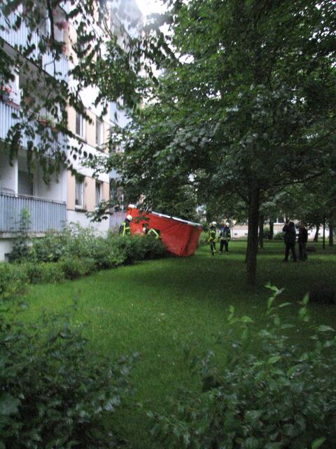 Sprungtuch auf der anderen Seite unter dem Balkon