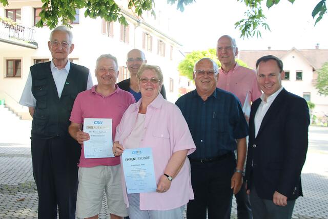 Freuen sich über die Ehrung für ihre langjährige Mitgliedschaft: Alfons Mader (25 Jahre), Werner Kaufmann (40 Jahre), Gisela Thiel (25 Jahre), Andreas Jäckel, Kreisvorsitzender CSU Augsburg Ost, Fritz Saumweber (40 Jahre), Max Weinkamm und der Bundestagsabgeordnete Dr. Volker Ullrich.