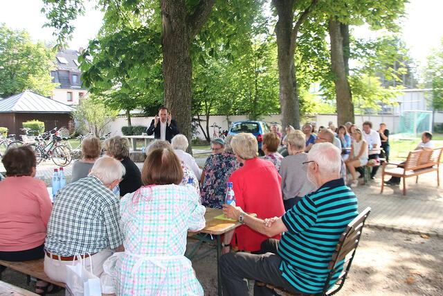 Über 60 Mitglieder kamen zum Sommerfest der CSU Hochzoll und freuten sich, den Bundestagsabgeordneten Dr. Volker Ullrich zu treffen.
