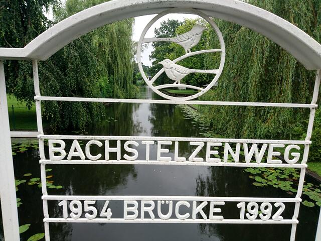 Die Brücken sind hier mit Vogelmotiven verziert.