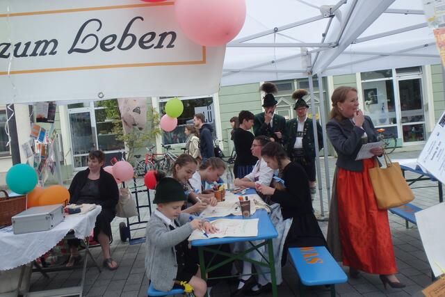 Jung und Alt amüsieren sich bei den Festen am Hans-Mielich-Platz