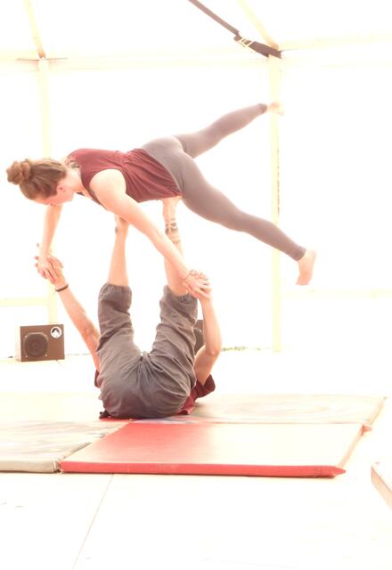 Jeden Montag wird Yoga auf dem Platz angeboten