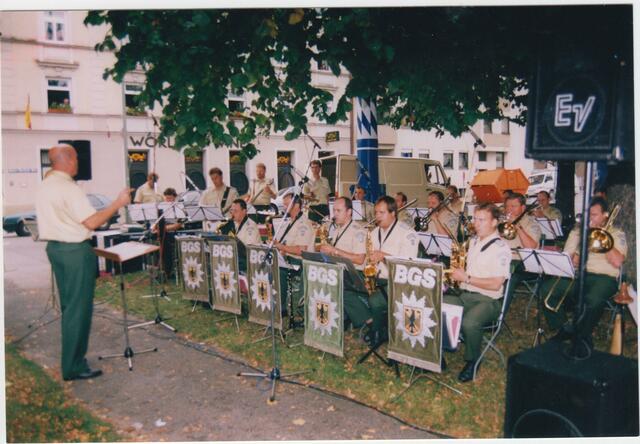 Mit der Big Band des Bundesgrenzschutzes wird der von der BI initierte Wochenmarkt am HMP eingeweiht-zunächst nur ein Jahr auf Probe doch zwischenzeitlich jeden Donnerstag