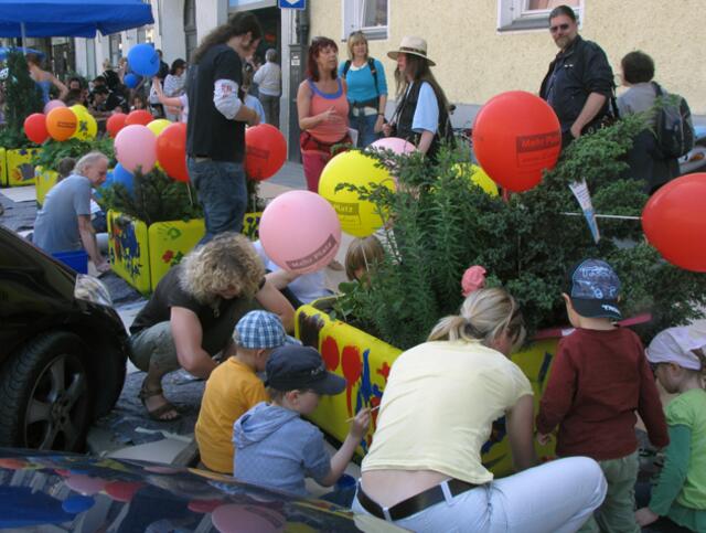 Die Mini-Gärten der BI werden von Kindern und Anwohnern bunt bemalt. Aktuell haben die Kita Villa Verte und das Altenheim St. Franziskus die Patenschaft übernommen