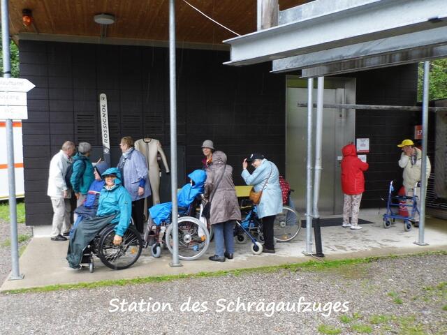 Ein- bzw. Ausstieg aus/in den Schrägaufzug