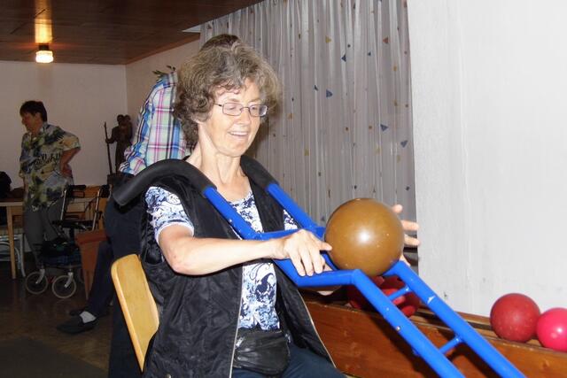auch Eva spielt mit