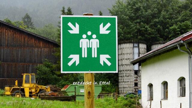 Sorry, was will uns dieses Schild wohl aussagen? Zwei Geschöpfe und ein Kind?