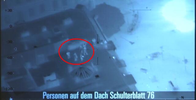 Personen auf dem Dach am Schulterblatt 76 (Screenshot / Youtube)