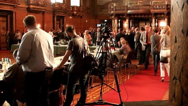 Verantwortliche müssen Rede und Antwort stehen - Kaisersaal Hamburg Rathaus 19. Juli (Foto: Max Bryan)