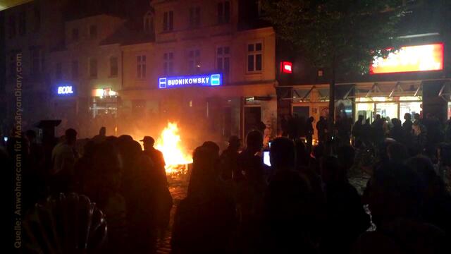 Anarchie in der Schanze - stundenlang weigerte sich die Polizei gegen die Gewalttäter vorzugehen  (Foto: Max Bryan / Steffen A.)