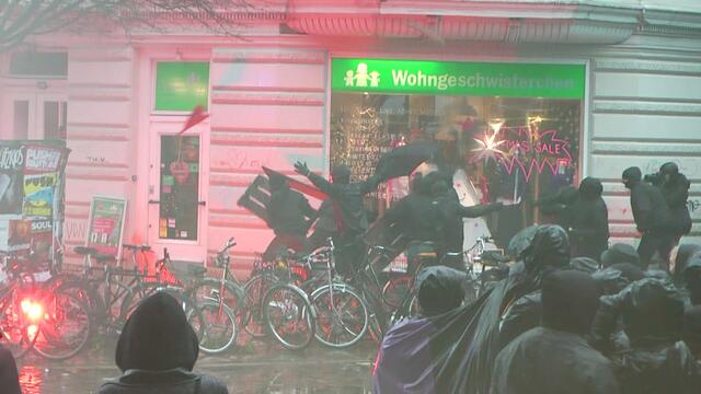 21.12.2013: Vermummte werfen Steine, Flaschen und Partybänke auf Polizisten (Foto: Max Bryan)