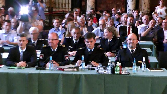 Leiter der Spezialkräfte - Michael Zorn (1.v.r.) und Normen Großmann, Leiter der Bundespolizei-Inspektion Hamburg (Foto: Max Bryan)