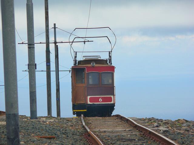 Die Snaefell Mountain Railway ist die einzige elektrische Bergbahn auf den Britischen Inseln. Sie ist auch eine der letzten  Bahnen mit einer Spurweite von 1067 mm (sog. Kapspur) in Europa (Wikipedia).