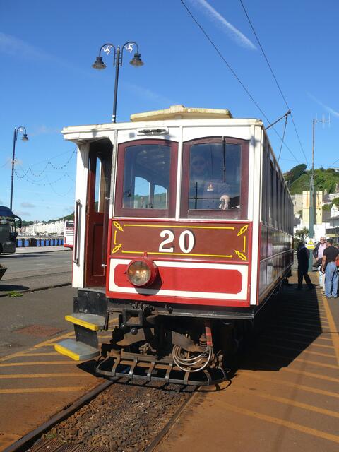 Die elektrische Straßenbahn verkehrt zwischen Douglas und Ramsey mit den historischen Triebwagen im Linienbetrieb.
