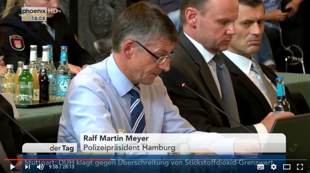 Polizeipräsident Ralf Martin Meyer - auch er las vorwiegend ab (Screenshot / Youtube)