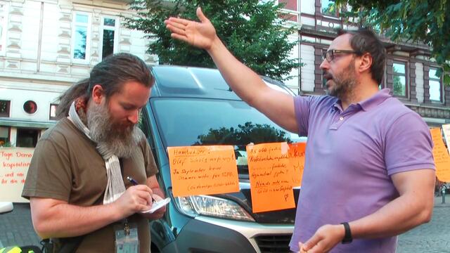 Aufgeregte Anwohner - Keiner hier versteht warum die Polizei nicht eingriff (Foto: Max Bryan)