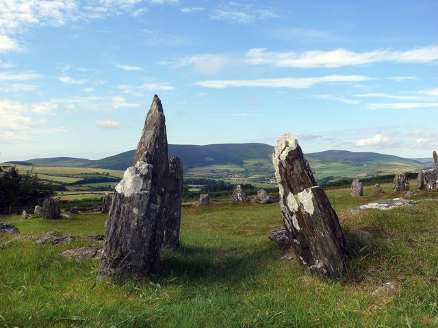 Archäologisches Monument: The Braaid. Manche datieren die Anlage in die Zeit der Megalith-Kultur, andere halten die Steine für Fundamente von Wikinger-Häusern.