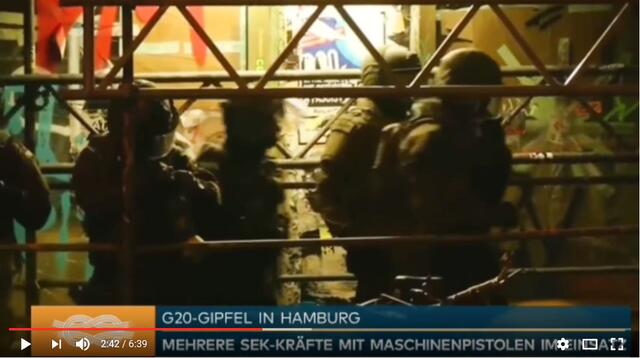 SEK-Spezialkräfte im Einsatz am Gerüst des Gebüudes Schulterblatt 1 (Screenshot / Youtube)