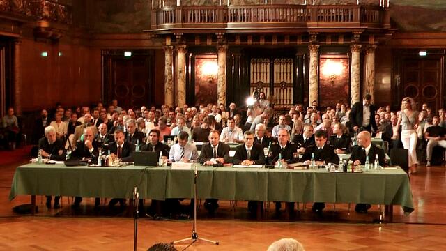 Da sitzen sie aufgereiht - die Verantwortlichen des G20-Einsatzes von Senat und Polizei (Foto: Max Bryan)