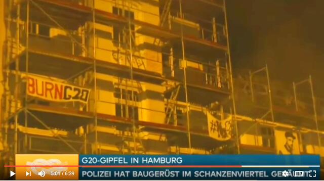 Das berühmteste Gerüst der Welt. Hier sollen Radikale angeblich Holzpaletten, Molotow-Cocktails und Eisenstangen runtergeworfen haben (Foto: Screenshot / Youtube)