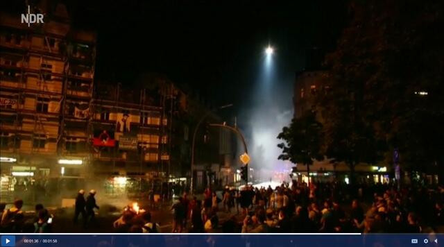 Helikopter in der Luft. Warum hat er das Dach nicht ausgeleuchtet und ein paar Bilder von den "Gehwegplatten" und "Molotow-Cocktails" gemacht"?