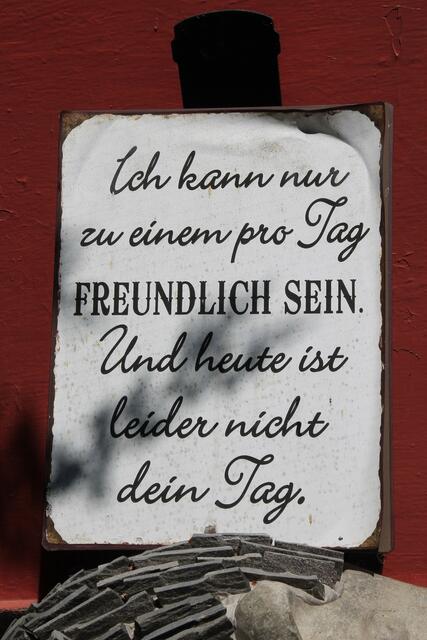 Spruch am Eingang der genannten Straußenwirtschaft - toll, oder? :-O