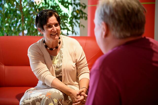 Maria Noichl stellte sich im Anschluss an ihren Auftritt noch vielen Interessierten zum Speed-Dating auf dem Roten Sofa. | Foto: Marius Klemm
