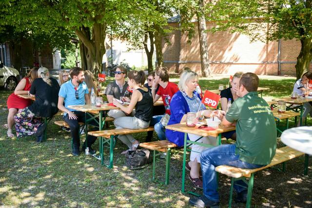In der schattigen Chillzone fanden unter den Gästen und den Teilnehmern intensive Gespräche statt. | Foto: Marius Klemm
