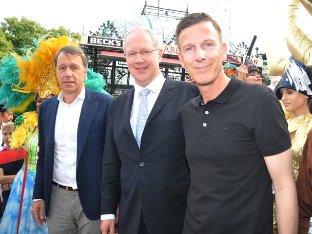 Oberbürgermeister Stefan Schostok (Mitte) schreitet zur Eröffnung des Maschseefestes.