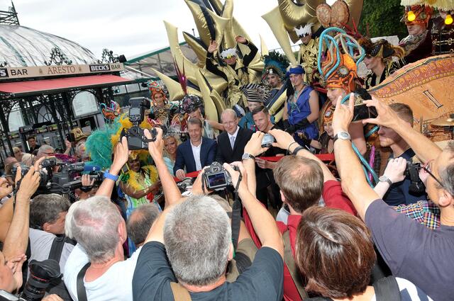 Oberbürgermesiter Stefan Schostok (Mitte) eröffnet das Maschseefest.