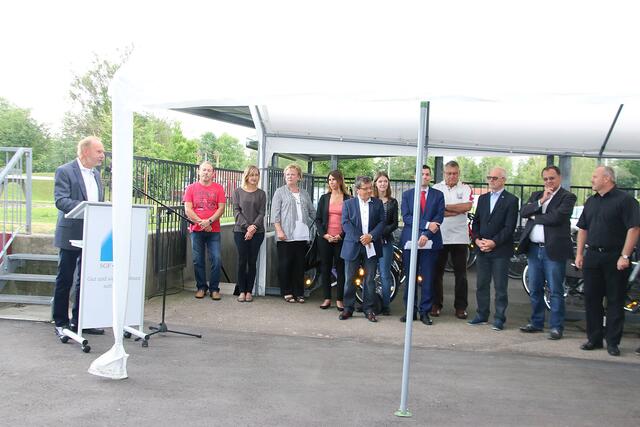 Zum Baufest in der Wohnanlage am Martin-Gomm-Weg 6 im Stadtteil Firnhaberau hat die Siedlungsgenossenschaft alle Mieter, die am Bau beteiligten Firmen und die Verantwortlichen der Stadt Augsburg eingeladen.