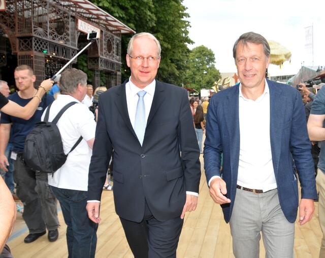 Rundgang übers Nordufer: OB Stefan Schostok (l.)