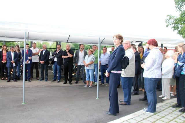 Viele Bewohnerinnen und Bewohner sowie die Bundestagsabgeordnete Ulrike Bahr kamen zum Baufest.