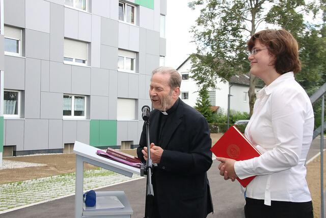 Den kirchlichen Segen für das Gebäude und alle Menschen, die dort wohnen und in diesem Hochhaus arbeiten, gaben die beiden Geistlichen aus der Firnhaberau, Stadtpfarrer Monsignore Anton Schmid von der Katholischen Pfarr-gemeinde St. Franziskus und Vikarin Lisanne Teuchert von der evangelischen Pfarrgemeinde St. Lukas.