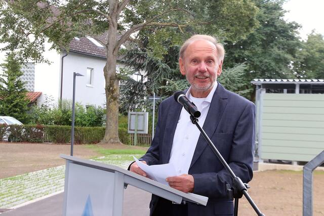 Kurt Forner, der stv. Aufsichtsratsvorsitzende der Siedlungsgenossenschaft (SGF) Augsburg-Firnhaberau eG  freut sich: „Wir können mit Stolz sagen, dass unser Hochhaus zu einem markanten Zeugen des Stadtbildes in der Firnhaberau geworden ist.“