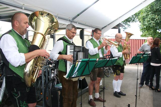 Für die musikalische Untermalung sorgten die Musiker der Blaskapelle Hopfenblech.