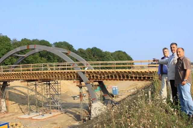Auf Anregung von Eike Röger(Bildmitte) wurde die bei der Planung vergessene Fußgängerbrücke über die B 243n auf der Koldung zusätzlich in das Bauprogramm aufgenommen. Links im Bild Klaus Richard Behling, rechts Rainer Eckstein im September 2011.