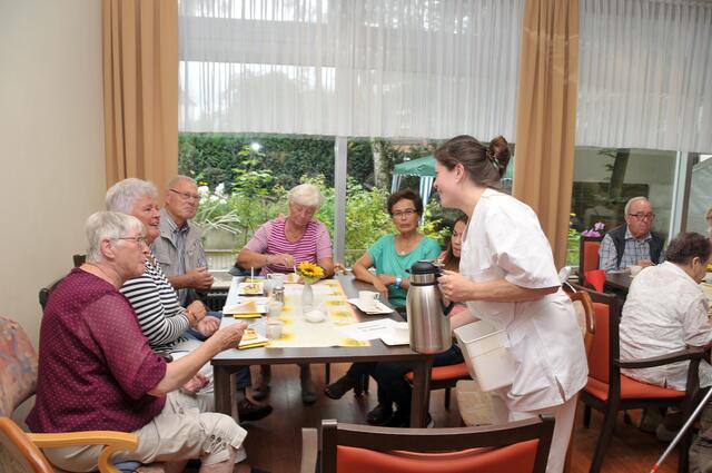Kaffee und Kuchen gab es jetzt im Speisesaal. Hier war es wenigstens trocken und warm. Die Gartenplätze blieben meist frei.