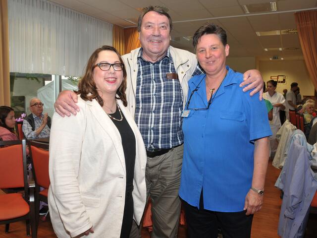 Bezirksbürgermeisterin Antje Kellner, Wolfgang Hoffmann (Herausgeber des Maschseebotens) und Heimleiterin Martina Pfennig.