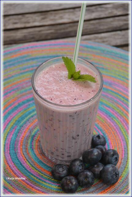 Lassi mit Blaubeeren: https://www.myheimat.de/langenhagen/ratgeber/frisch-lecker-und-gesund-lassi-mit-mango-und-blaubeere-d2814733.html (Foto: Katja Woidtke)