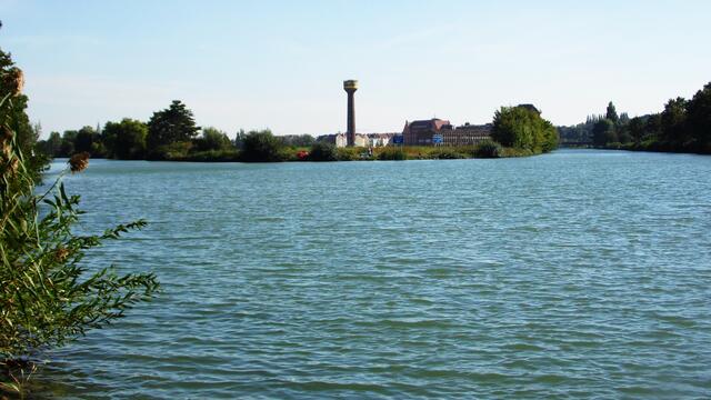 Das Conti-Gelände vom sogenannten "Deutschen Eck" aus gesehen. Der Leineverbindungskanal und der Stichkanal zum Lindener Hafen treffen an dieser Stelle in spitzem Winkel zusammen.