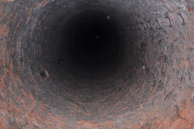 Hoch oben ein winziges Licht am Ende des Tunnels.