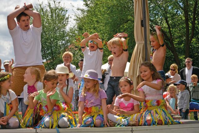 Ausdrucksstarker Kindertanz von Buben und Mädchen der AWO Rappelkiste. | Foto: Otto Müller