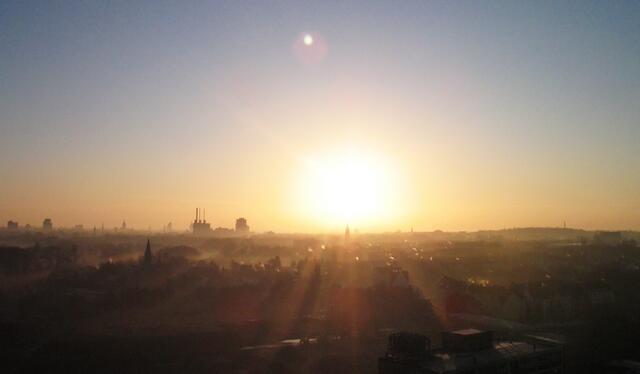 An einem frühen Sonntagmorgen geht die Sonne über der City von Hannover auf.