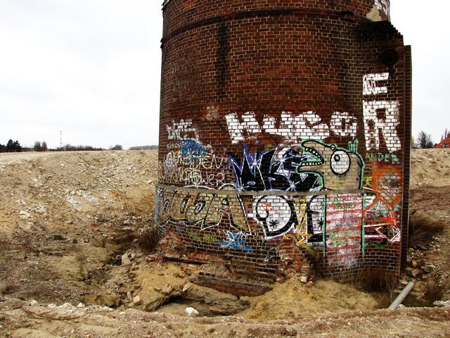 Bei der Sanierung wurde das Gelände von einer bis zu vier Meter dicken Schicht bedeckt. An diesem Bild kann man die Aufschüttung erkennen, steht der Turm doch auf dem ursprünglichen Niveaue.