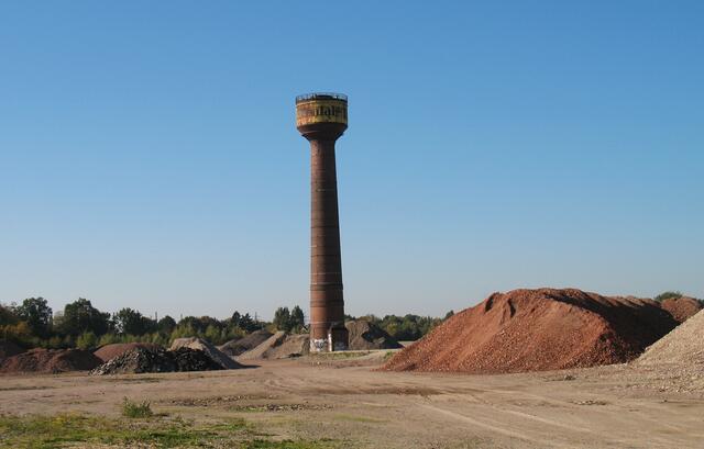Doch nun steht der Turm vorerst völlig allein auf einem weiten Areal.