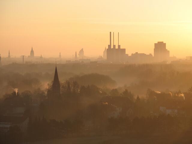 Von links: Kreuzkirche, Marktkirche, Clemenskirche, Aegidienkirche, Neustädter Hof- und Schlosskirche, Nord-LB, Neues Rathaus, Heizkraftwerk und Ihmezentrum. Im Vordergrund die Nikolaikirche in Limmer.